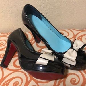 Black satin heels with bow